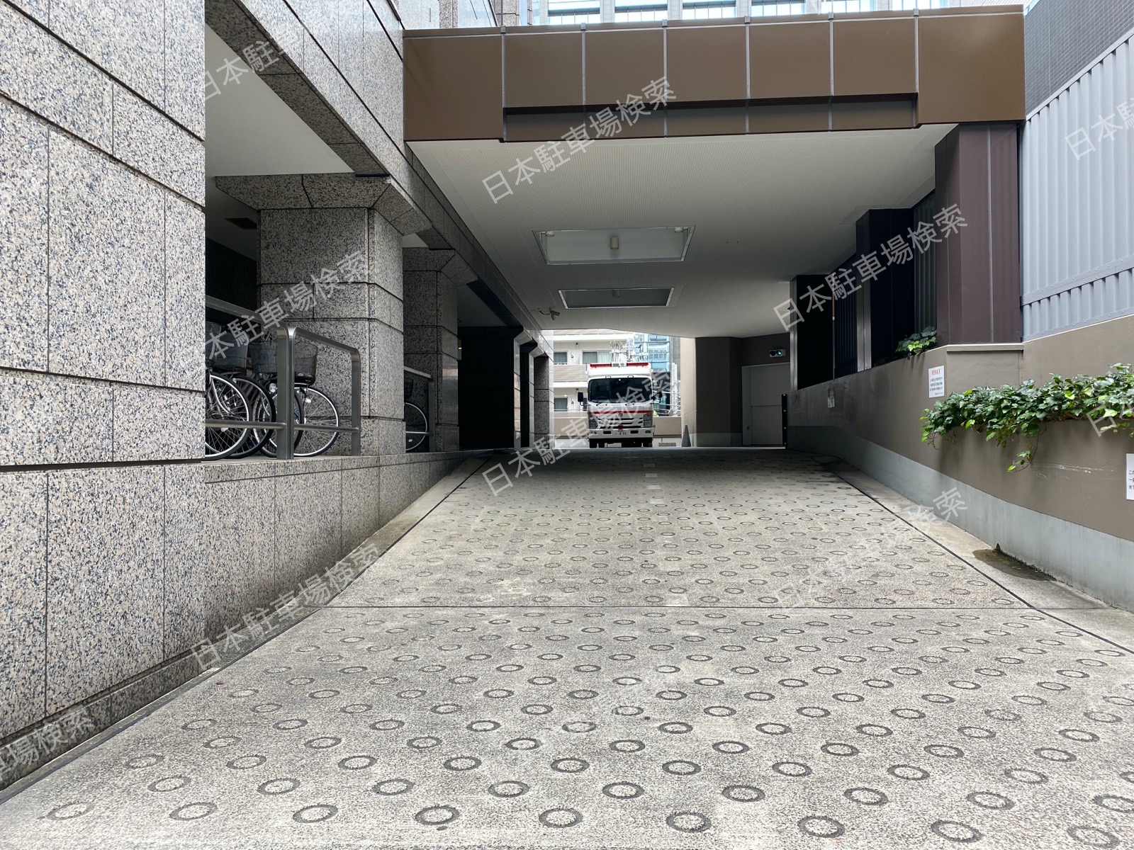 新宿区西新宿８丁目　月極駐車場