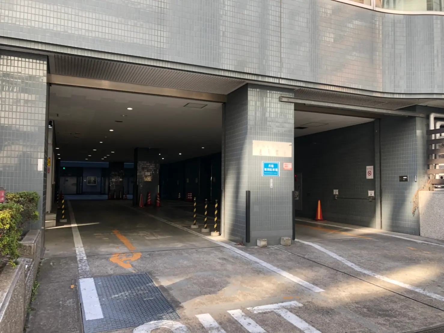 NU関内ビル月極駐車場