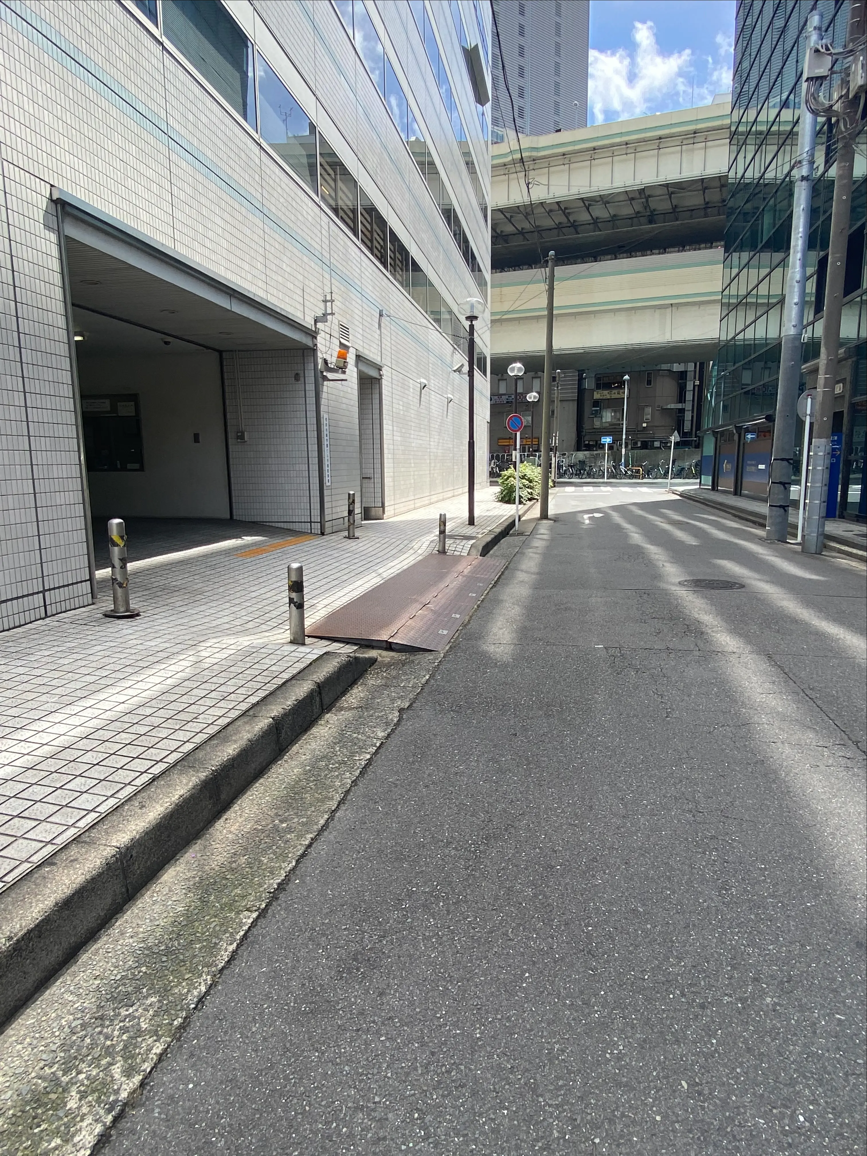 相鉄・岩崎学園ビル月極駐車場