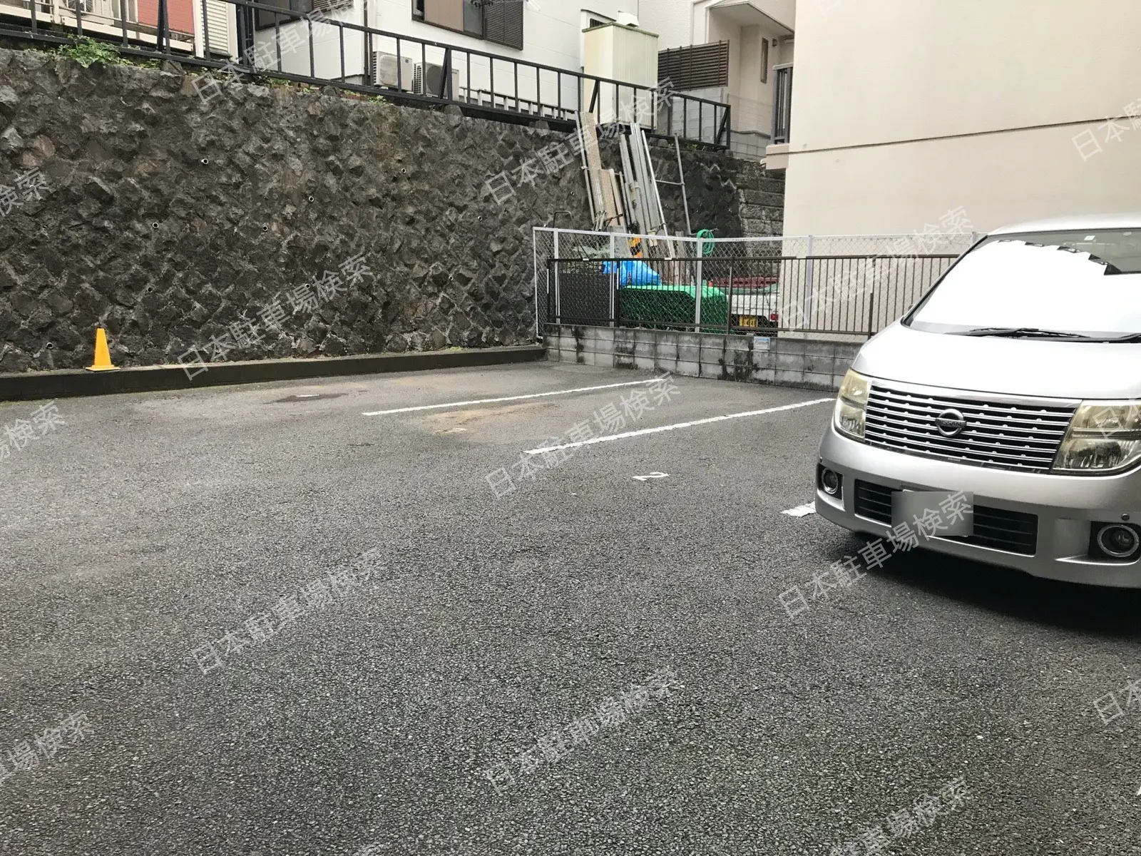 新宿区住吉町　月極駐車場